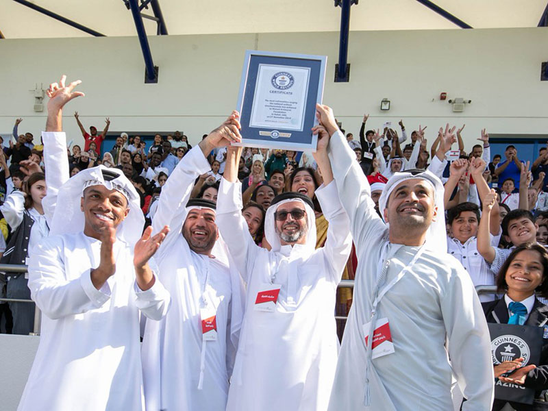 "وطني الإمارات" تحطم الرقم القياسي لأكبر عدد من الجنسيات ينشدون سلامًا وطنيًا